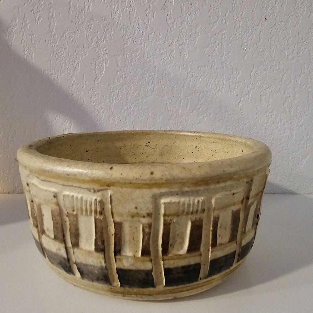 Beautiful‎ Handmade Cream Colored Pottery Bowl 5.5 x 2" Signed